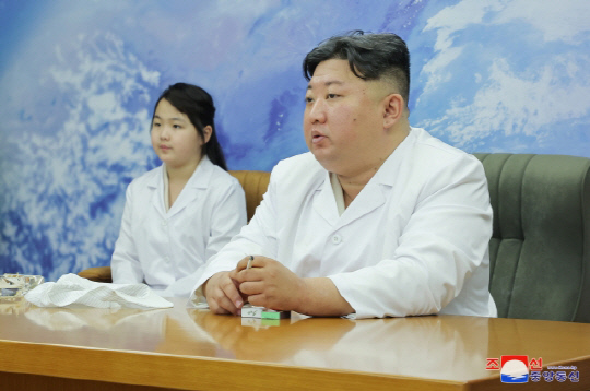 김정은(오른쪽) 북한 국무위원장과 딸 김주애. <조선중앙통신>